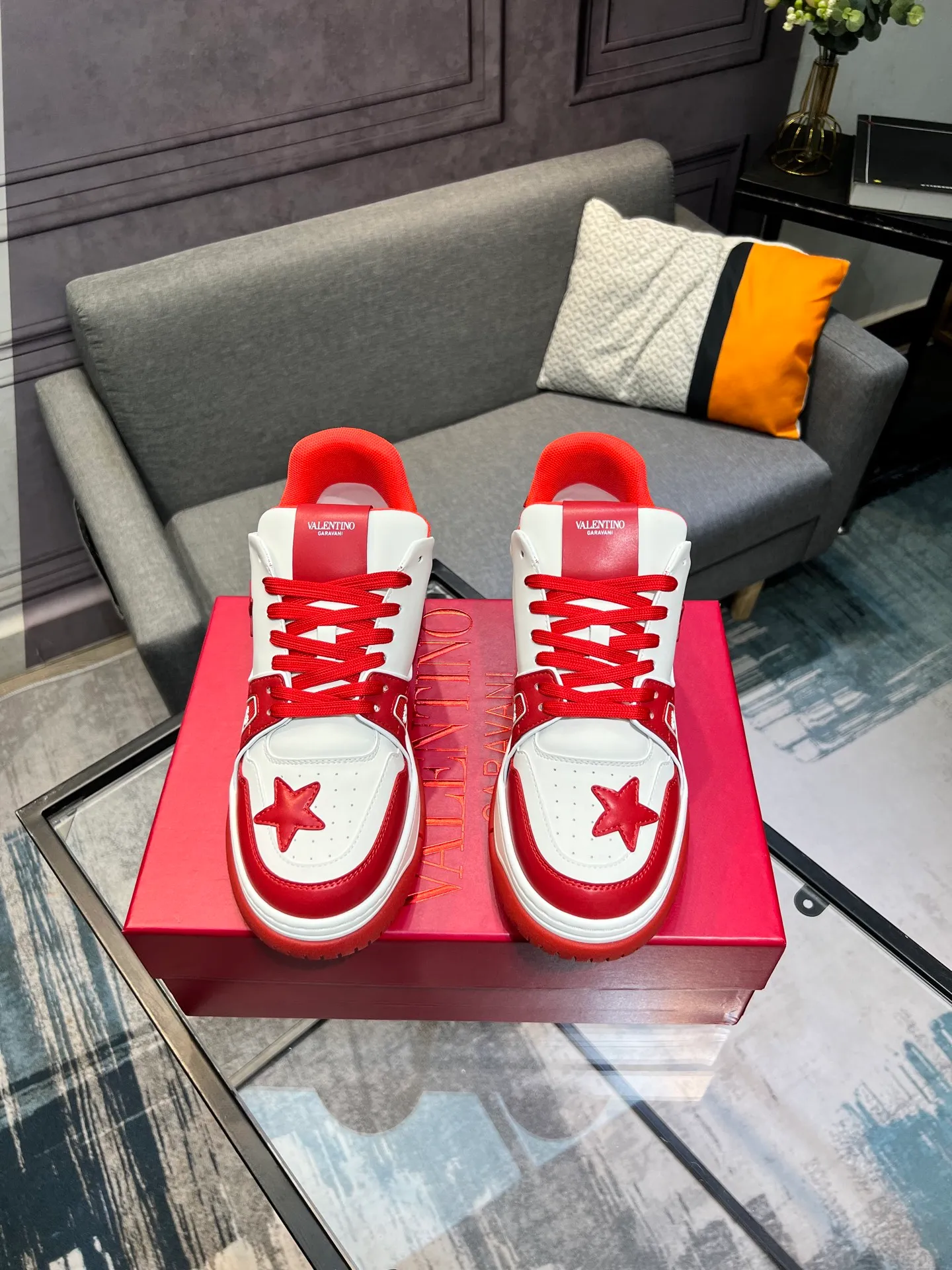 Men's Men's Shoes 💰660 Valentino 2023 early autumn new star shoes are now online! Wang Hedi and Ren Jialun have been worn by many celebrities. Who can refuse the same couple shoes as Wang Hedi! The design of Stars Stab My Heart is cool and spicy. The material of the shoes is cowhide, and every color is beautiful! Size 35-40, men’s size 39-44 (women’s 41, men’s 38, 45🉑️customized)